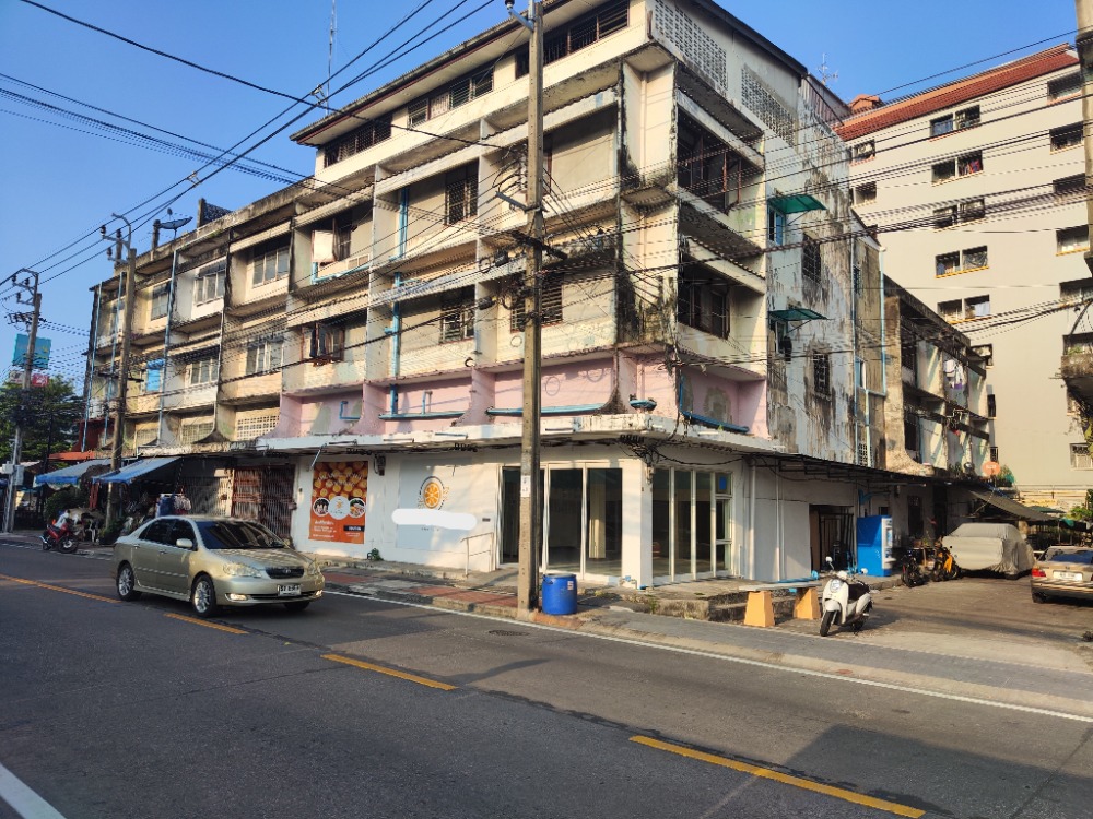 For RentShophousePinklao, Charansanitwong : 3 unit Shophouse for rent in Bang Khun Non Road, Chaiyaphruek Road, opposite Wat Nakhon Pa Mak, near MRT Bang Khun Non 1st floor only