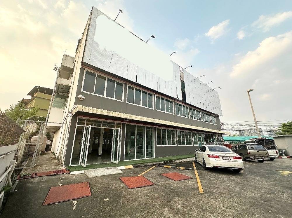 For RentShophouseBangna, Bearing, Lasalle : For rent: 2-storey building, usable area 350 sq m., next to BTS Bearing 0 m., located in Bangchak gas station. Interested, inquire by adding Line @condo168 (with @ in front)