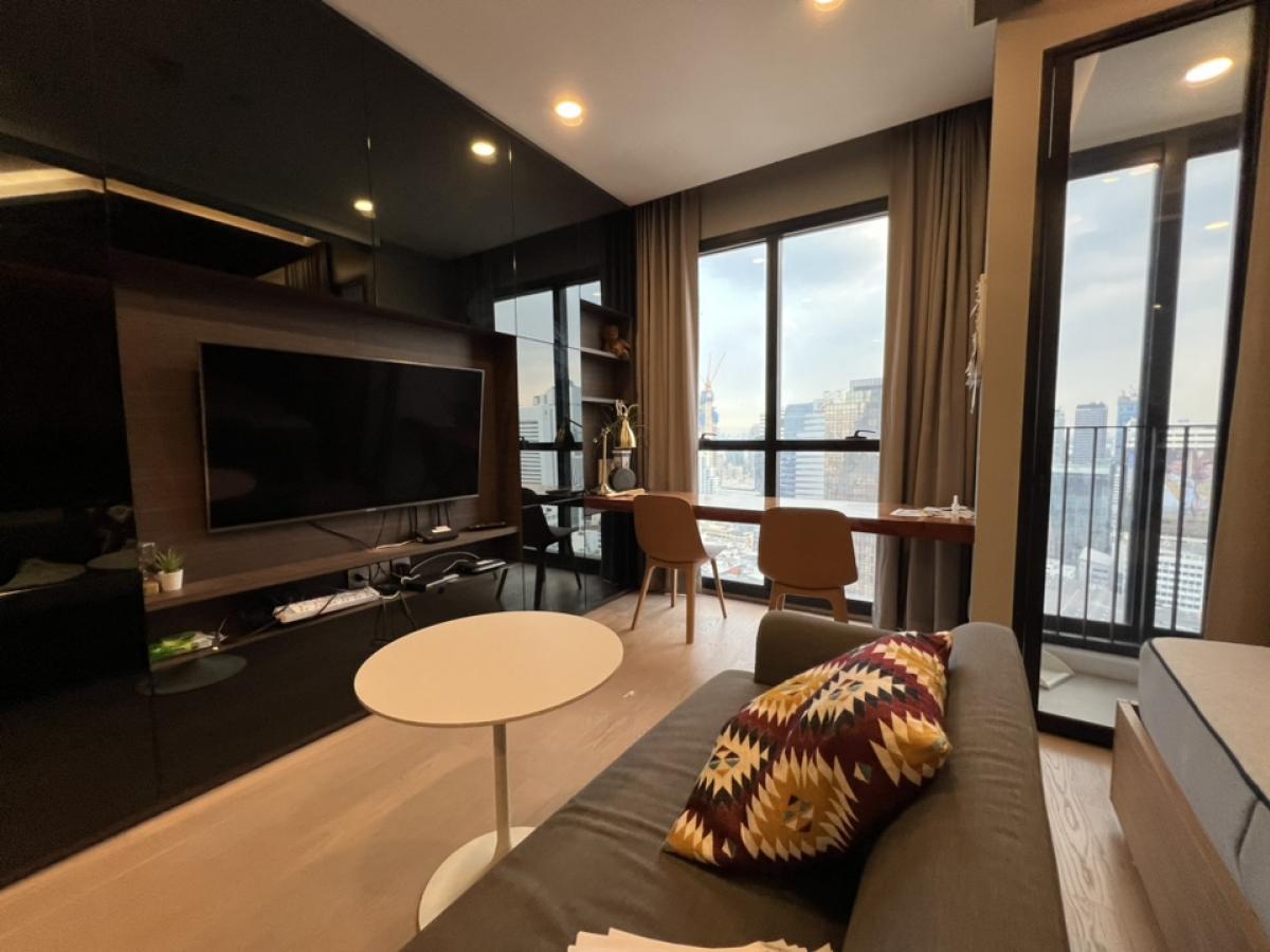 For RentCondoSiam Paragon ,Chulalongkorn,Samyan : Ashton Chula Silom, high floor, beautiful room, size 32.5 square meters, built-in furniture, complete electrical appliances, 1 bedroom, 1 bathroom, has a work desk, call 0614162636