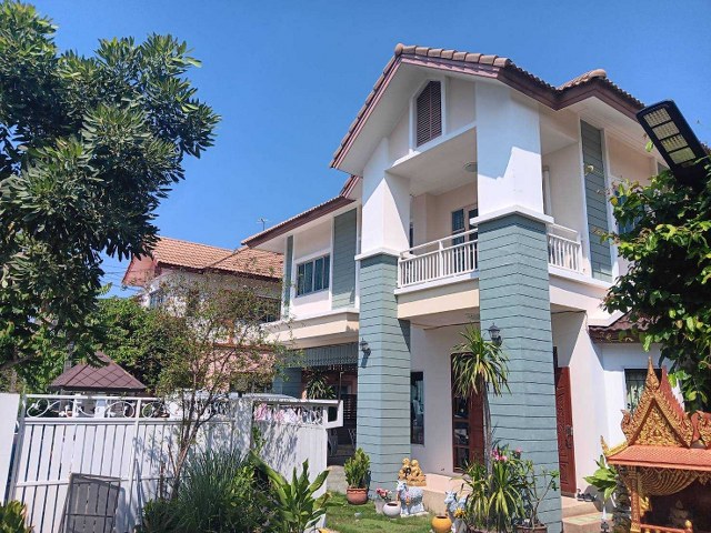 For SaleHousePathum Thani,Rangsit, Thammasat : For sale: 2-storey luxury single house, area size 102.3 sq.w. with guest house, Charoonrat Park Ville project, Pathum Thani, luxury house at the end, ready to move in, built-in throughout the house, in the heart of Pathum Thani city.