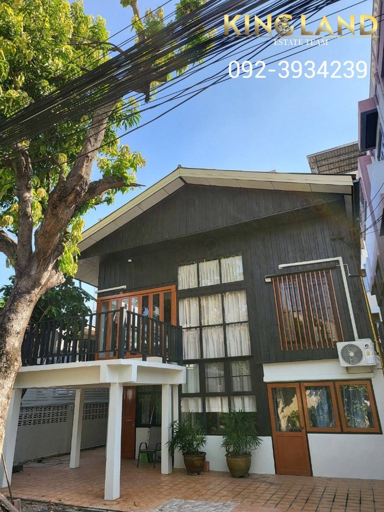 For RentHouseRatchadapisek, Huaikwang, Suttisan : #For rent, 2-storey single house, 3 bedrooms, 2 bathrooms, prime location, classic Thai-style house, near MRT Sutthisan (walkable distance), can be rented for yourself or used as an Airbnb, price 64,900 baht/month