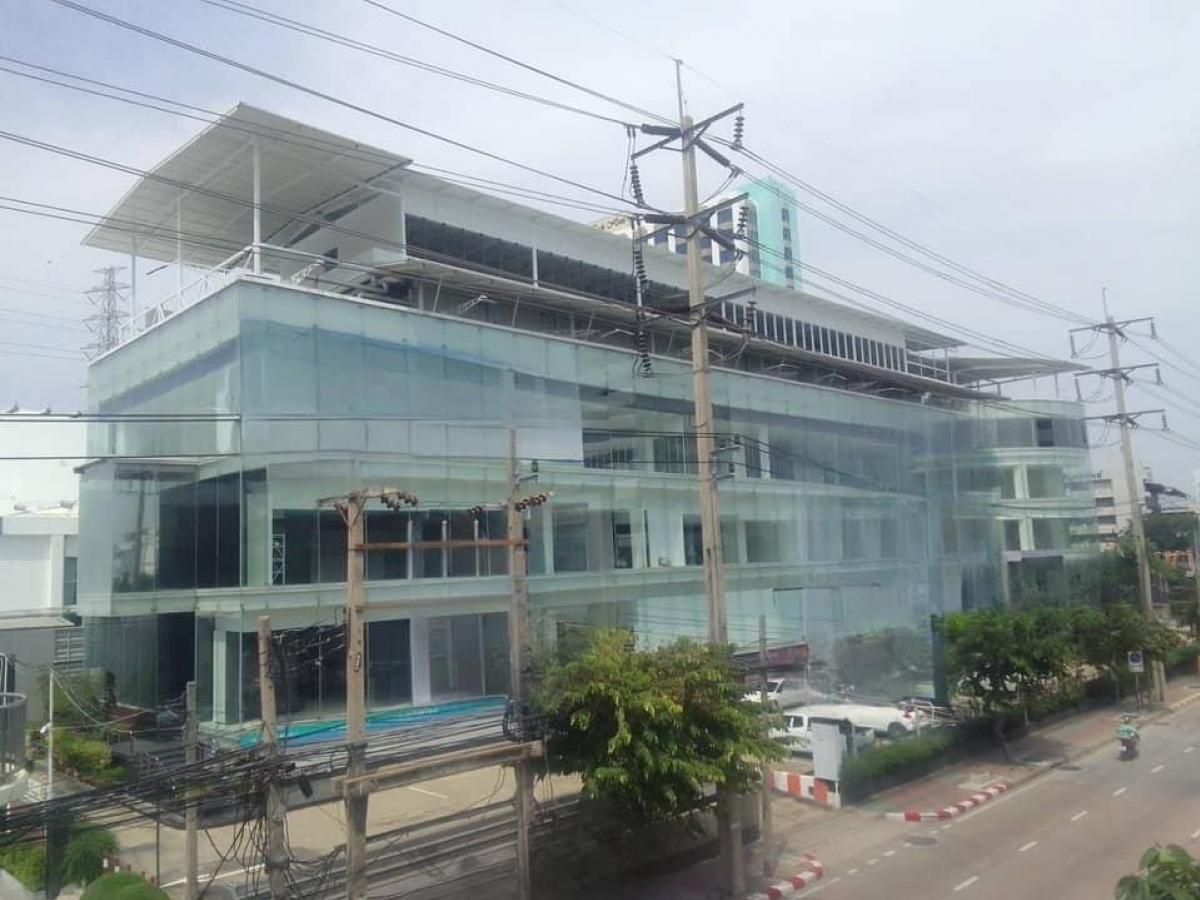 For RentShowroomRatchadapisek, Huaikwang, Suttisan : For rent: Showroom Office, 5th floor, Rooftop, Stand Alone building on Ratchadaphisek Road, near MRT Sutthisan and Ratchadaphisek, only 700 meters away.