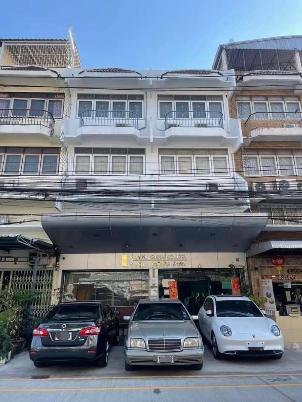 For SaleShophouseKasetsart, Ratchayothin : (H6052) Urgent sale!! Anyone looking for an office building + warehouse, 2 commercial buildings, 5 floors, new condition, near the BTS, Bang Khen roundabout.