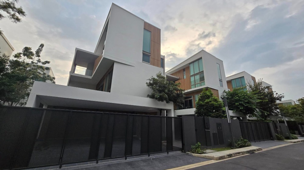 For SaleHousePattanakan, Srinakarin : For sale, a luxurious single house at VIVE Rama 9, VIVE Rama 9 on Krungthep Kreetha Road. 3-storey single house, Modern Japanese, located in the central part of the project. The house faces north. Fully furnished. Land size 75 square wah, usable area 324 