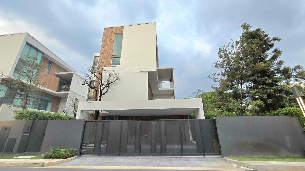 For SaleHousePattanakan, Srinakarin : For sale, a luxurious single house at VIVE Rama 9, VIVE Rama 9 on Krungthep Kreetha Road, 3-storey single house, Modern Japanese, corner house next to the garden, south facing.