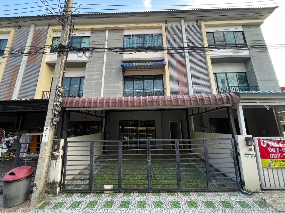 For SaleTownhouseBang kae, Phetkasem : For sale: 3-storey townhouse, The Connect Up 3 Village, Wongwaen-Bang Khae, Kanchanaphisek Road, near The Mall Bang Khae, 3 bedrooms, 3 bathrooms, extension at the back of the house and roof at the front of the house, parking for 2 cars, ready to move in.