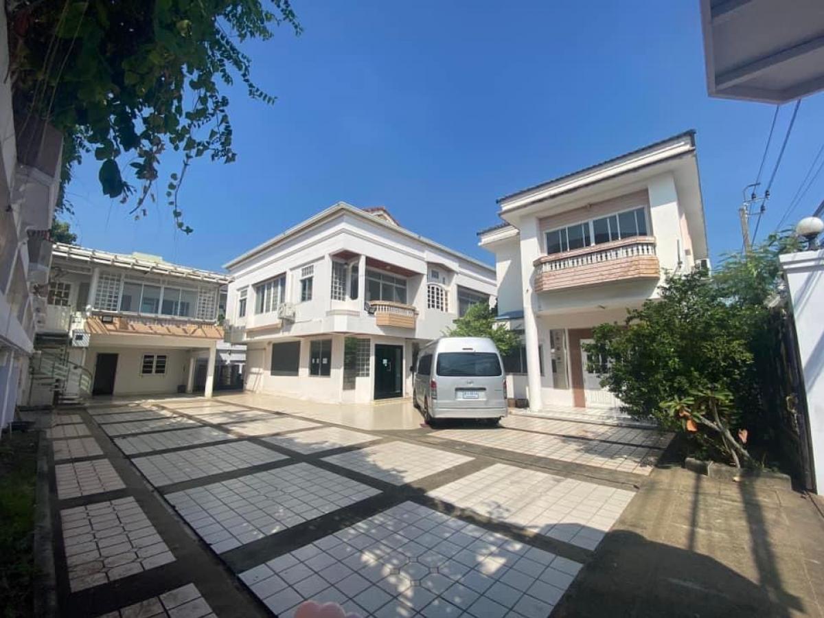 For RentHouseChokchai 4, Ladprao 71, Ladprao 48, : 3 single houses in the same fence, Soi Lat Phrao 41, convenient transportation, near Ratchada, Huai Khwang, Rama 9, near the Yellow Line, Phawana Station, suitable for home office and residence🏡🏡🏡