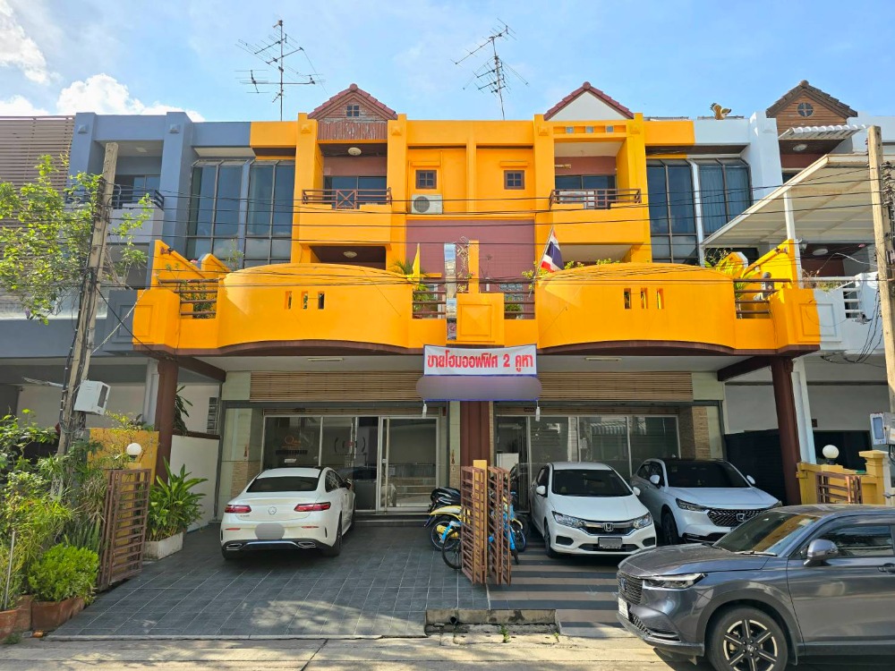 For SaleOfficeYothinpattana,CDC : Very cheap for sale, 3-storey office building, 2 buildings connected together, 63 sq m. Town in Town, Soi 8, near Ekkamai-Ram Intra Expressway, SC PARK Hotel, Ratchada, Huai Khwang, MRT Lat Phrao 83 Station