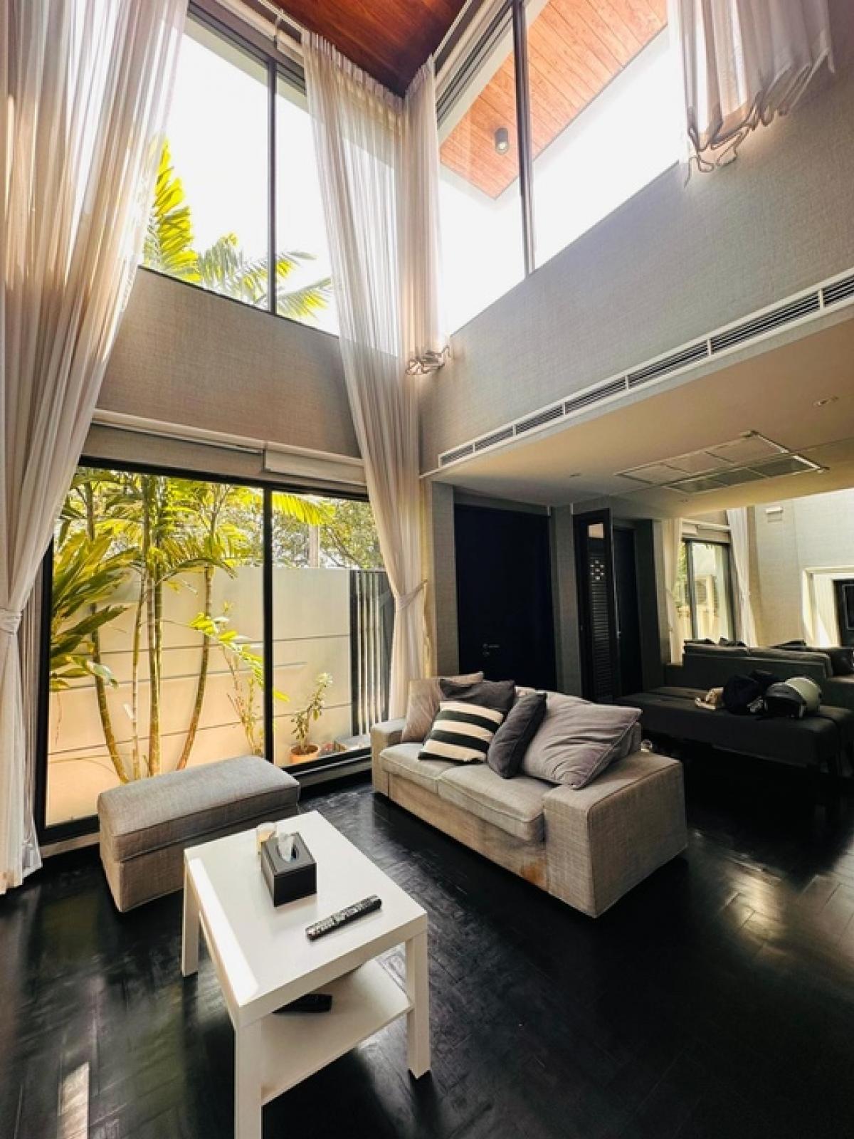 For RentHouseSukhumvit, Asoke, Thonglor : 📢👇Available on 10th of January 25Single house 3 storey with private pool, special offer maintenance pool once a week and garden once a month, fully nice furnished, near St Andrews international school