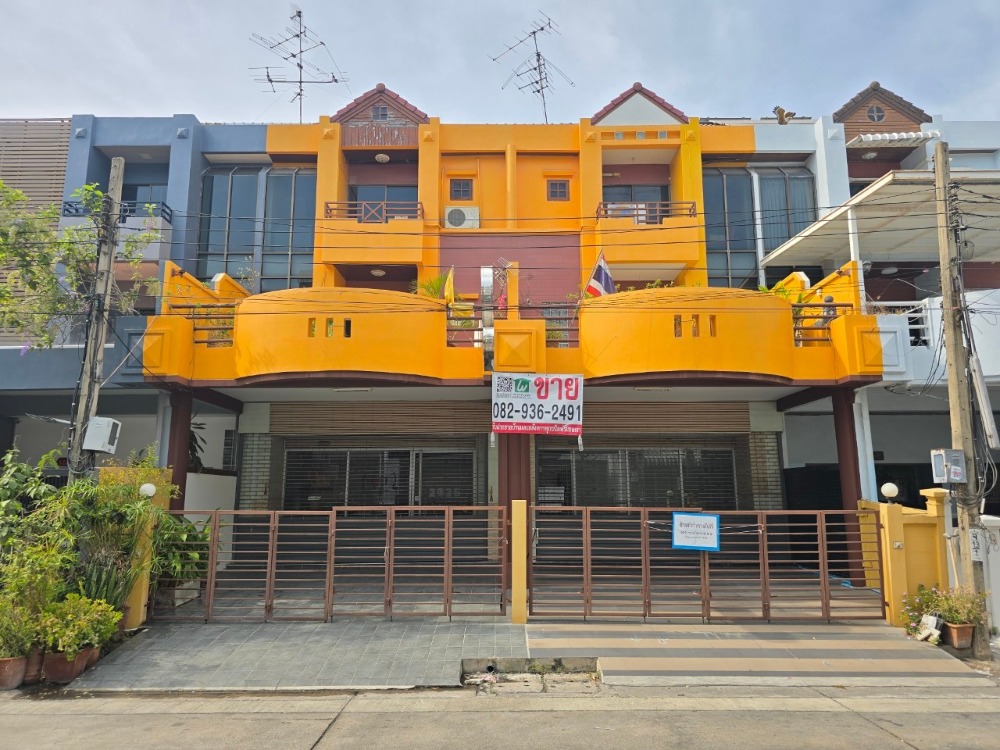 For SaleOfficeYothinpattana,CDC : Very cheap for sale, 3-storey office building, 2 buildings connected together, 63 sq m. Town in Town, Soi 8, near Ekkamai-Ram Intra Expressway, SC PARK Hotel, Ratchada, Huai Khwang, MRT Lat Phrao 83 Station