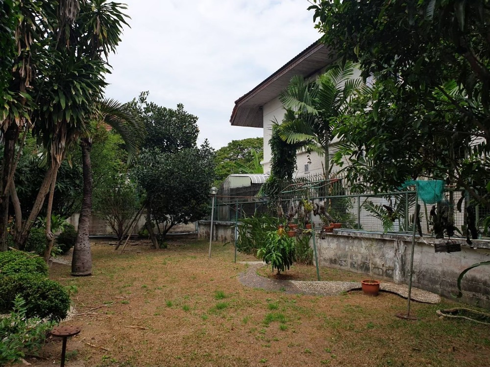 For SaleHousePattanakan, Srinakarin : Land for sale with house, area 150 sq m, next to Paradise Mall, Srinakarin, beautiful land, very good environment