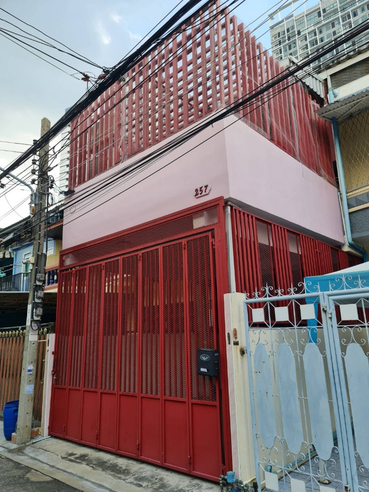 For RentHome OfficeWongwianyai, Charoennakor : House for rent, Krung Thon Buri 6, Soi 3, good location, very close to BTS Krung Thon Buri, ready to move in, suitable for living and making a small home office.