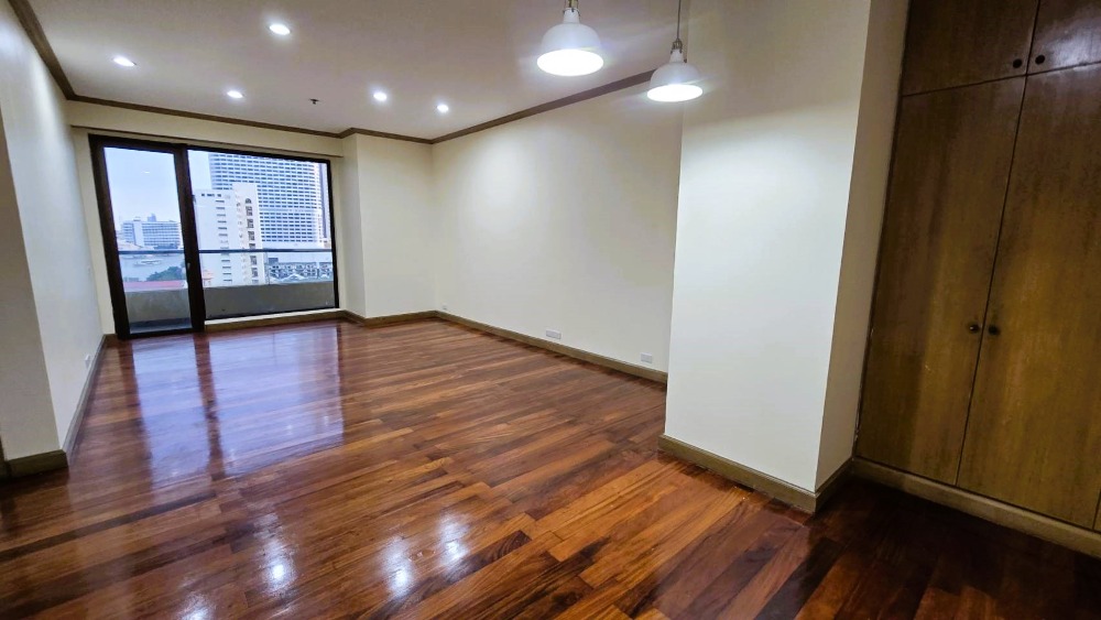 For SaleCondoWongwianyai, Charoennakor : Exceptional Value!! Baan Chaopraya Condo for Sale – 62 Sq.m. with River View! Prime Location near Iconsiam, Klongsan, Wongwian Yai. Perfect for Living or Investment!