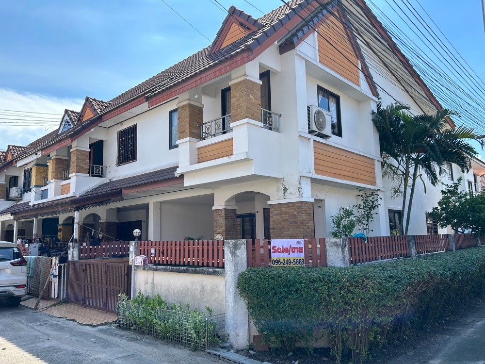 For SaleTownhousePattaya, Bangsaen, Chonburi : Corner house, large area!! Selling 2-storey townhouse, 27.9 sq.w., Chotika Village, Soi 5, Sukprayoon Road, Phan Thong, can park up to 3 cars.