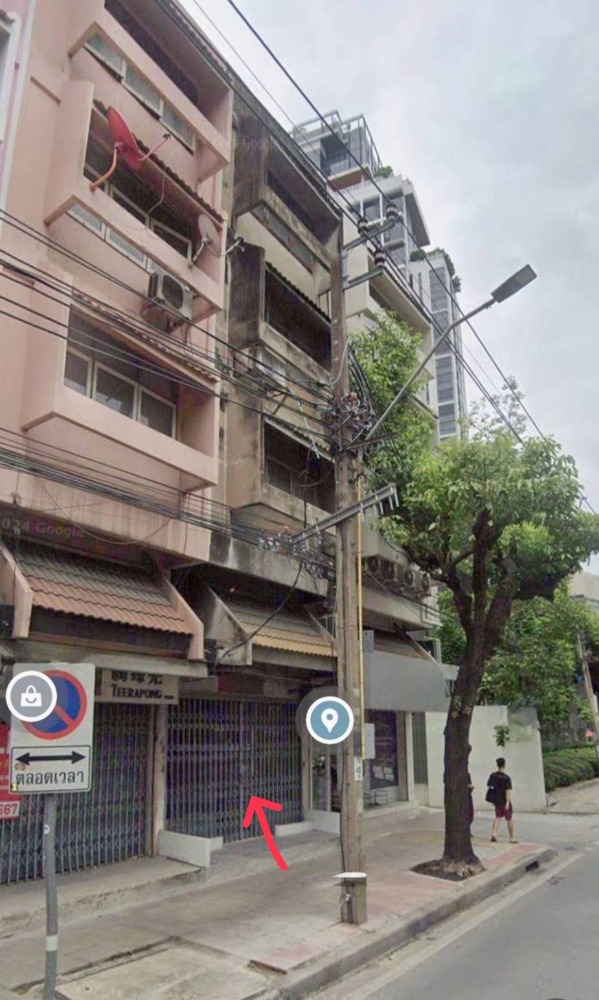 For RentShophouseSukhumvit, Asoke, Thonglor : For rent, 4-storey commercial building, on Ekkamai Road, next to Big C, only 2 minutes to Ekkamai BTS, good location, only 80k./month