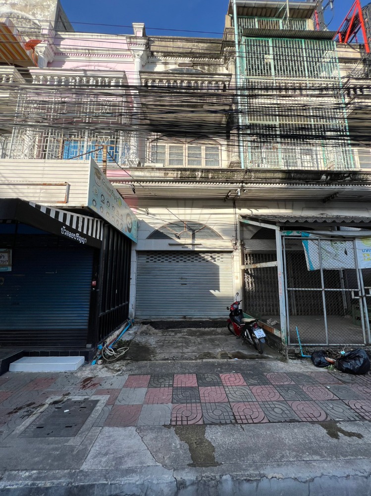 For SaleShophouseNonthaburi, Bang Yai, Bangbuathong : For sale (reduced by 1.1 million) 1-unit commercial building, 3 and a half floors, with mezzanine, Bang Yai City, near Central Westgate and Talat Bang Yai BTS station. Owner sells it himself.