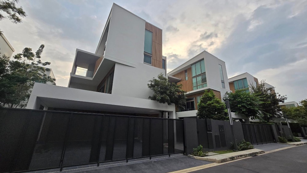 For SaleHousePattanakan, Srinakarin : For sale: Luxury single house at VIVE Rama 9, front zone next to clubhouse, beautifully decorated, fully furnished, ready to move in