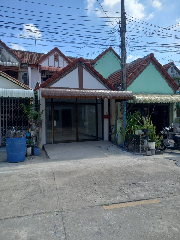 For RentTownhouseChaengwatana, Muangthong : Townhouse for rent, 2 floors, Lan Thong Village, on Tiwanon Road, on the main road, only 700 meters from Tiwanon Road, size 3 bedrooms / 2 bathrooms / 1 multipurpose room / 1 large living room, kitchen counter, newly renovated, at the entrance of the alle