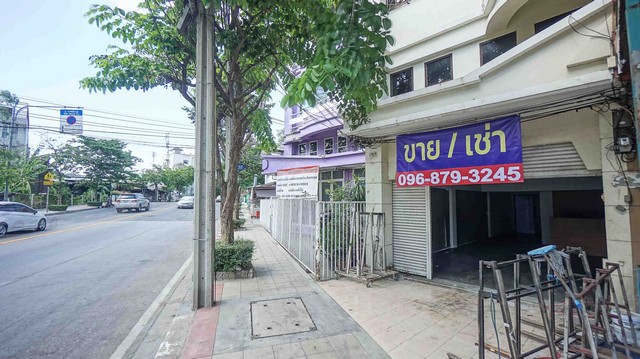 For SaleShophouseLadprao101, Happy Land, The Mall Bang Kapi : For sale: Shophouse, commercial building, on Nakniwat Road 32, Lat Phrao 71, good location, 24 sq m, 4.5 floors