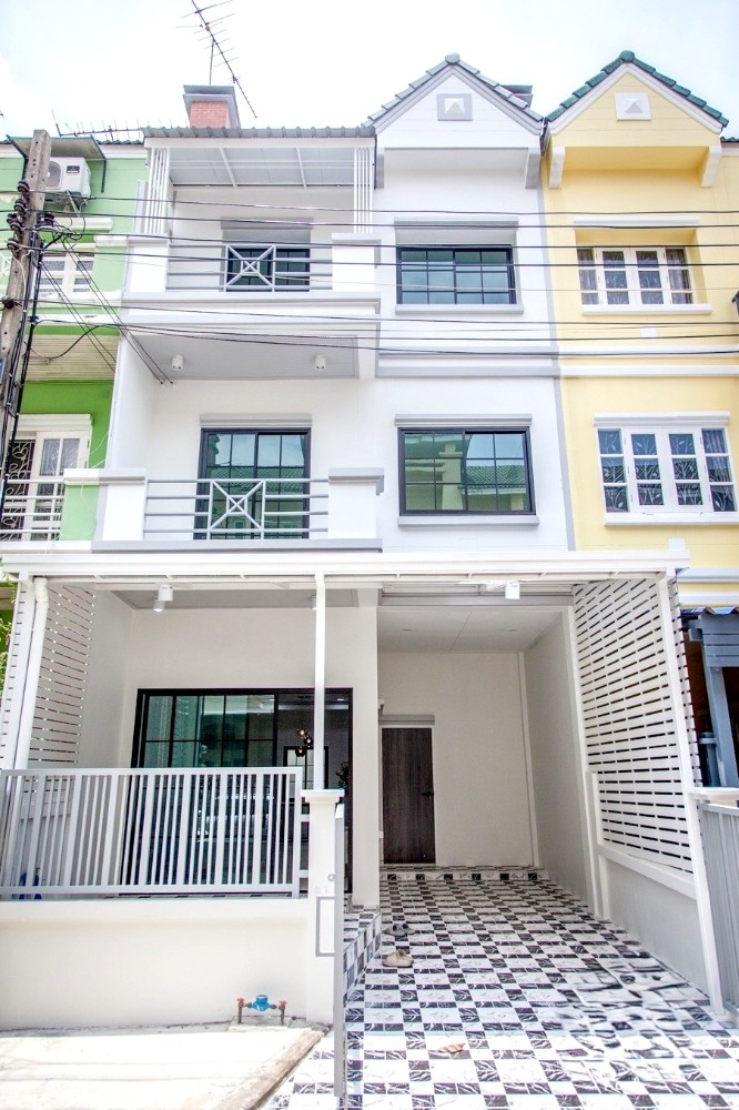 For RentTownhouseLadprao, Central Ladprao : H0040😊😍 For RENT, SELL For rent, sale 3-storey townhouse🚪4 bedrooms🚄near MRT Lat Phrao🔔House area: 20 sq m🔔Usable area: 170 sq m💲Rent: 28,000฿💲Sell: 5,900,000฿📞O99-5919653,O65-9423251✅LineID:@sureresidence