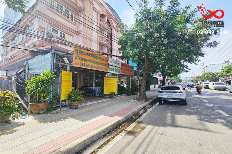 For SaleShophouseRatchadapisek, Huaikwang, Suttisan : Commercial building for sale, 4.5 floors, area 476.2 square wah, Pracha Uthit Road, Huai Khwang (Meng Jai), back corner