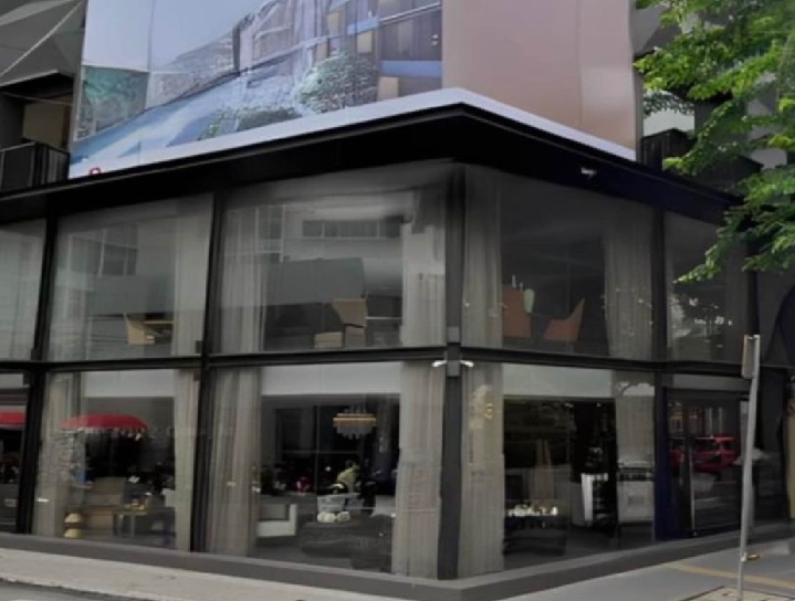 For RentShowroomSukhumvit, Asoke, Thonglor : For Rent Office building for rent / Commercial building / 3 floors, Sukhumvit Road, Sukhumvit Road, near BTS Phrom Phong / Building width 9 meters, depth 12.5 meters / Area 325 square meters / Suitable for various businesses