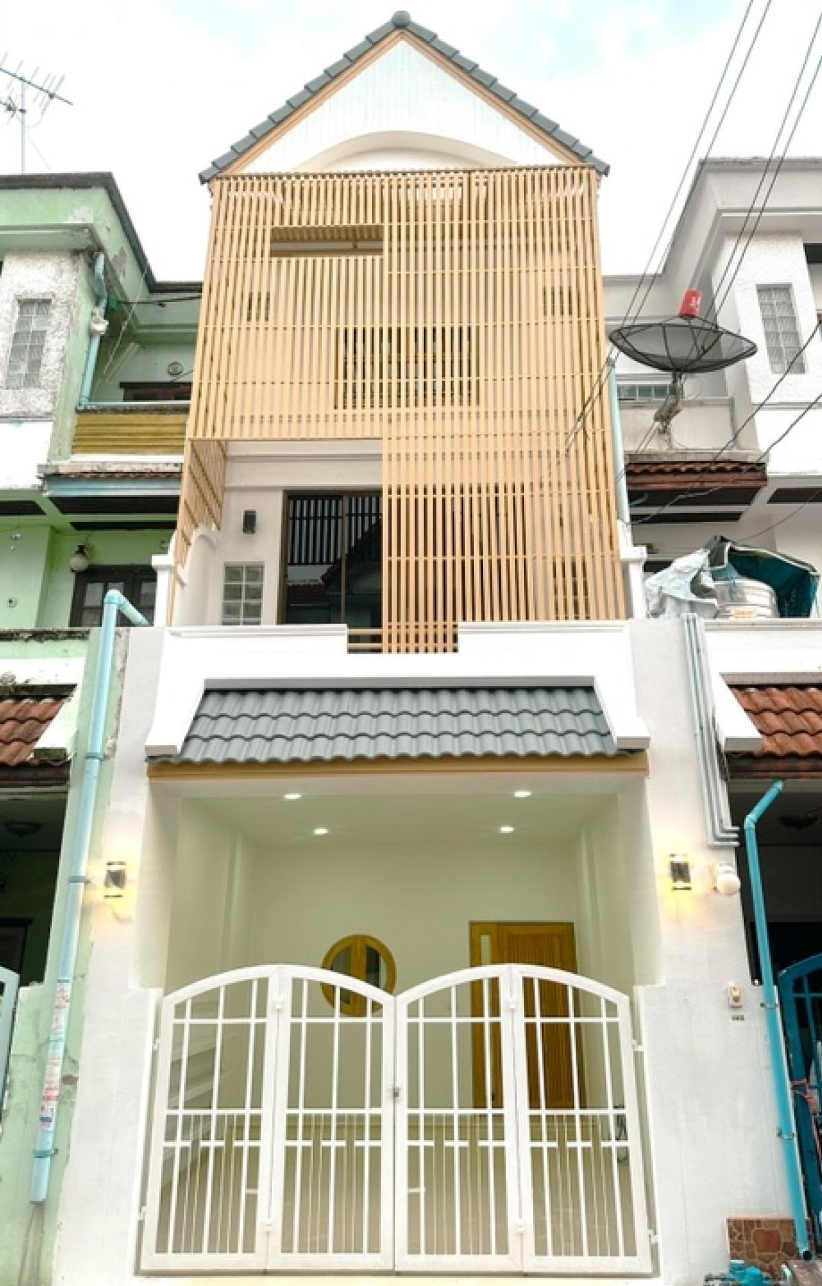 For SaleTownhouseChokchai 4, Ladprao 71, Ladprao 48, : For sale, 3-storey large townhome in the heart of Chokchai 4 
 Fully furnished, very good location, near Satri Witthaya 2 School