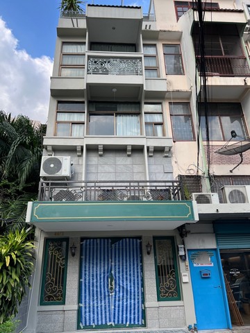 For RentHouseSukhumvit, Asoke, Thonglor : HR1982 4-storey building for rent in Thonglor area, only 300 meters from BTS Thonglor, suitable for living, can be used as Airbnb