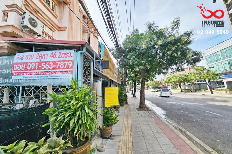 For SaleShophouseRatchadapisek, Huaikwang, Suttisan : Commercial building for sale, 4.5 floors, area 476.2 square wah, Pracha Uthit Road, Huai Khwang (Meng Jai), back corner