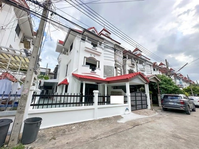 For RentTownhouseOnnut, Udomsuk : 5bed newly renovated fully furnished house 4-storey BTS Punnawithi 299m. Anglo Singapore Inter