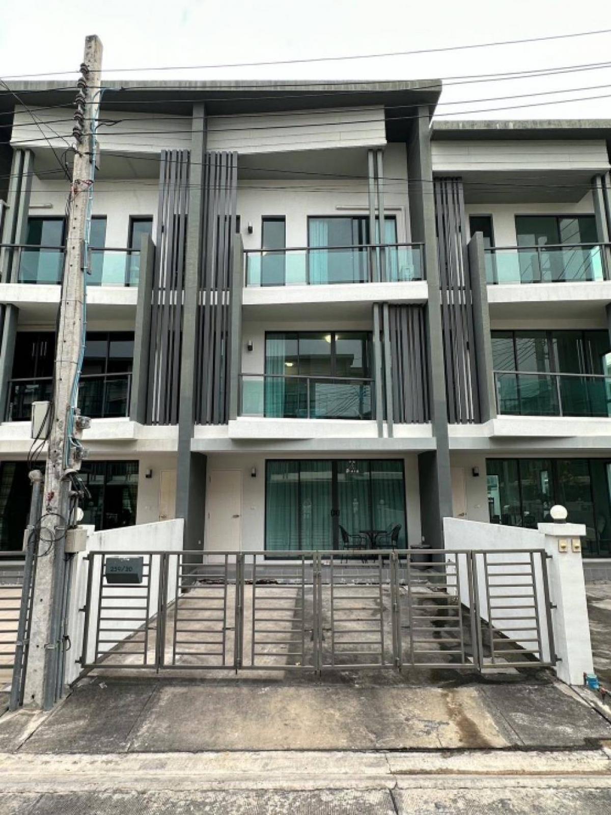 For RentTownhousePinklao, Charansanitwong : For rent: Cherkoon Design Townhome Cherkoon Townhome (Ratchaphruek-Suan Phak) 21 sq m, width 5 m, usable area 168 sq m, 2 parking spaces, 3 bedrooms, 3 bathrooms