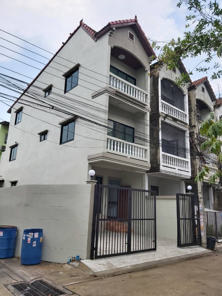 For RentTownhouseOnnut, Udomsuk : 3-storey townhome for rent, corner room, 34 sqw., 3 beds, 3 baths, Soi Prawit and Puen 5, Bang Chak, Phra Khanong, price @19,000 baht.