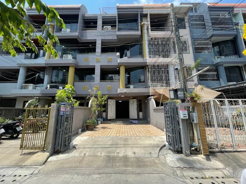 For SaleTownhomeWongwianyai, Charoennakor : 4-storey townhouse, 29 sq m, Soi Charoen Nakhon 16 (next to Sena Fest), 4 floors, 5 bedrooms, 5 bathrooms, 1 kitchen, Khlong Ton Sai Subdistrict, Khlong San District, Bangkok