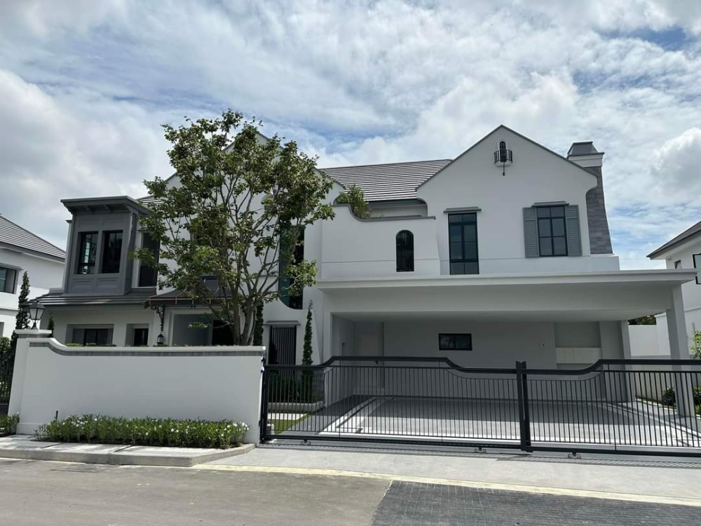 For RentHousePattanakan, Srinakarin : Luxury single-family home design, “the ultimate in living“ concept