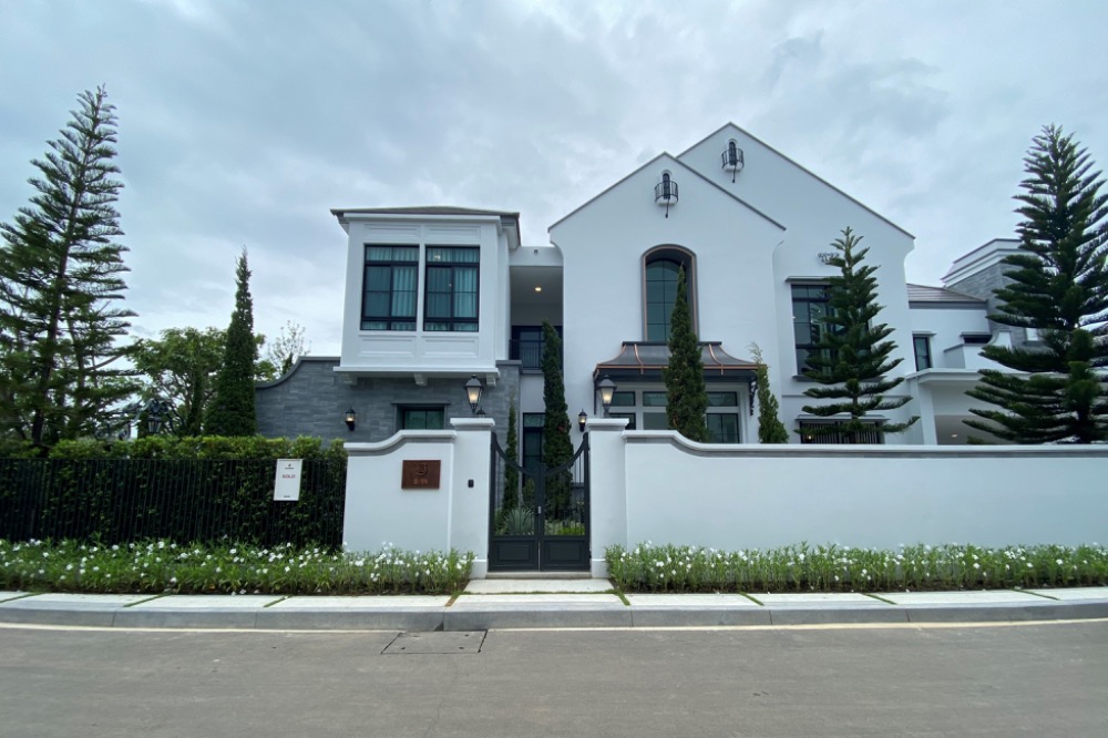 For RentHousePattanakan, Srinakarin : Luxury single-family home design, “the ultimate in living“ concept