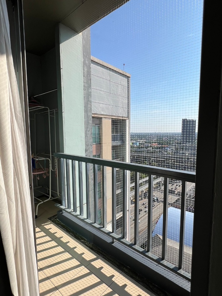 For RentCondoChaengwatana, Muangthong : Condo for rent: The Key Chaeng Wattana, tiled throughout the room, bird protection installed, modern milk glass mirror