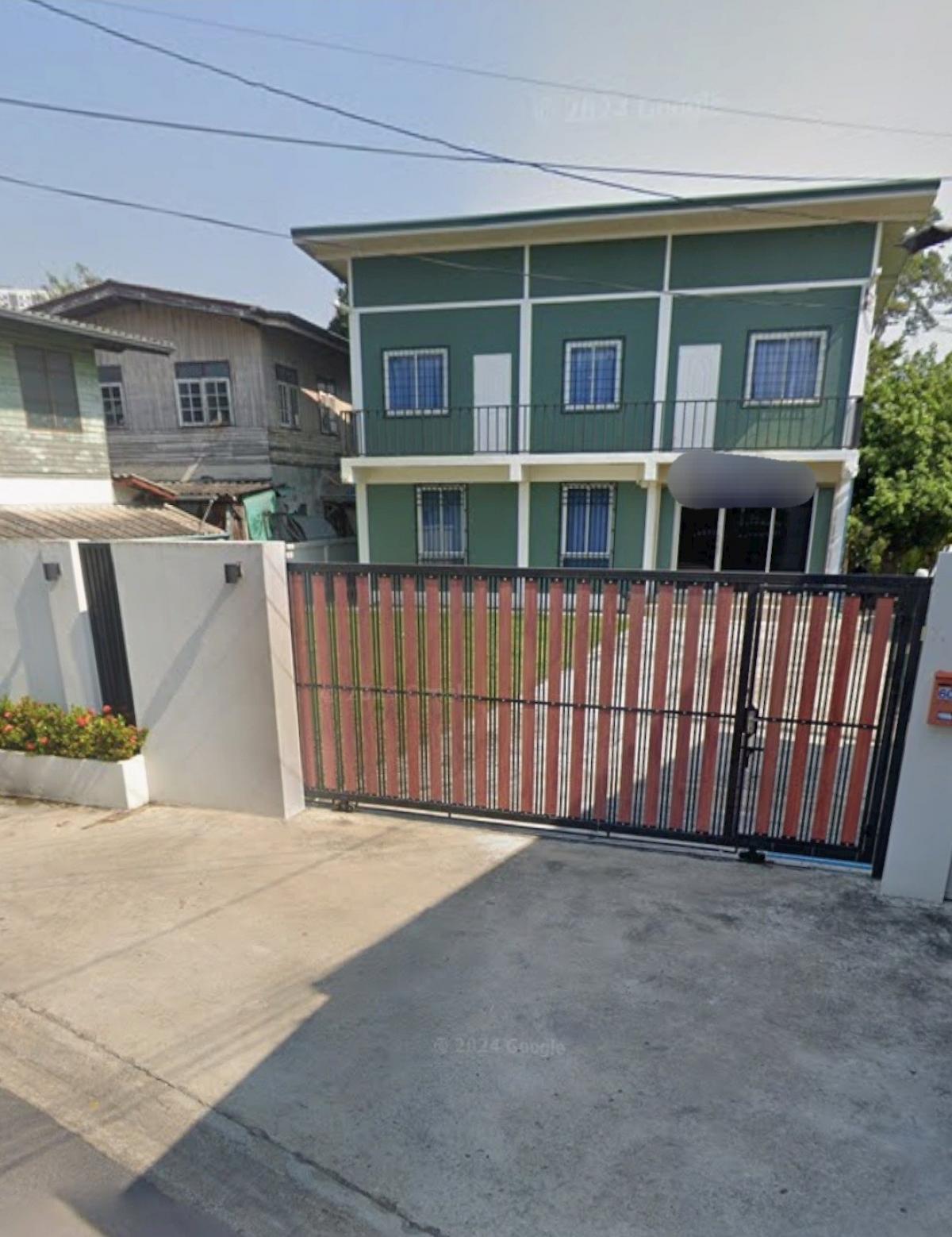 For RentWarehousePinklao, Charansanitwong : For rent: 2-storey warehouse, Taling Chan, Wat Kai Tia, on Boromratchonnanee Road, Chaiyaphruek, Pinklao, with parking for many cars.