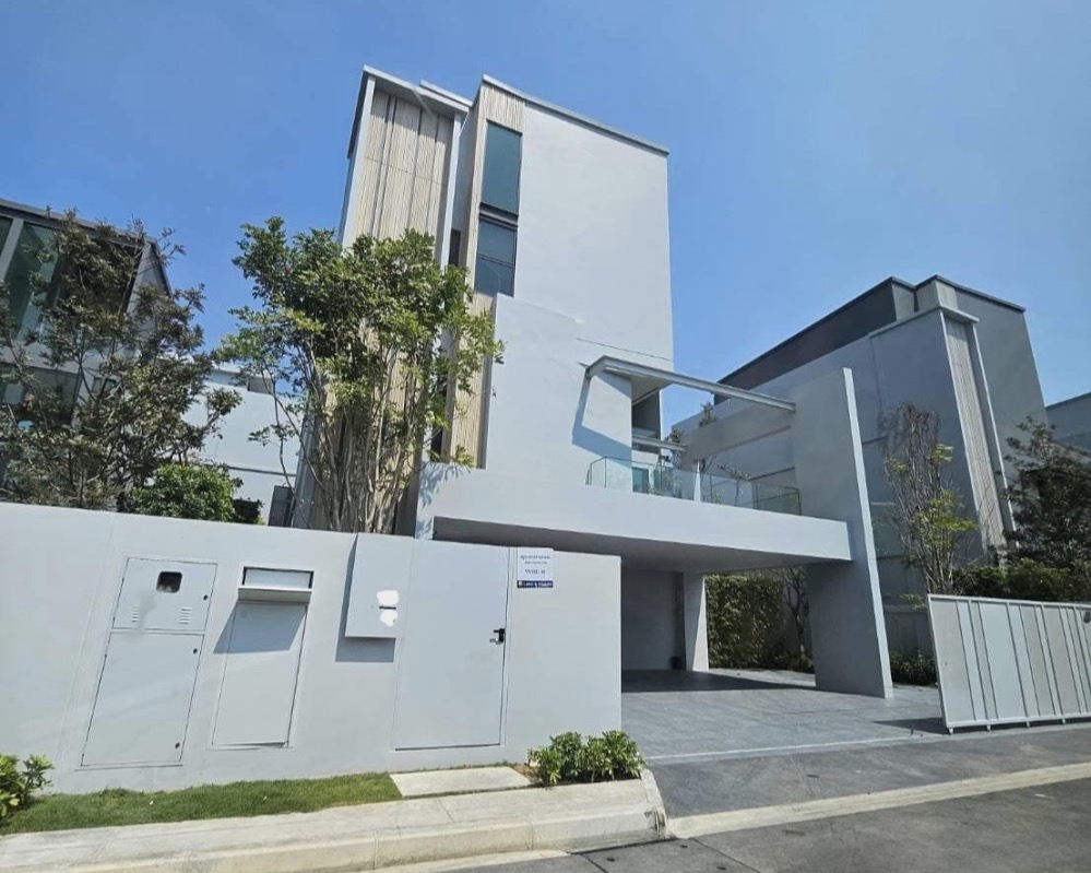 For RentHousePattanakan, Srinakarin : Vive Krungthep Kreetha, a 3-storey single house with a private elevator