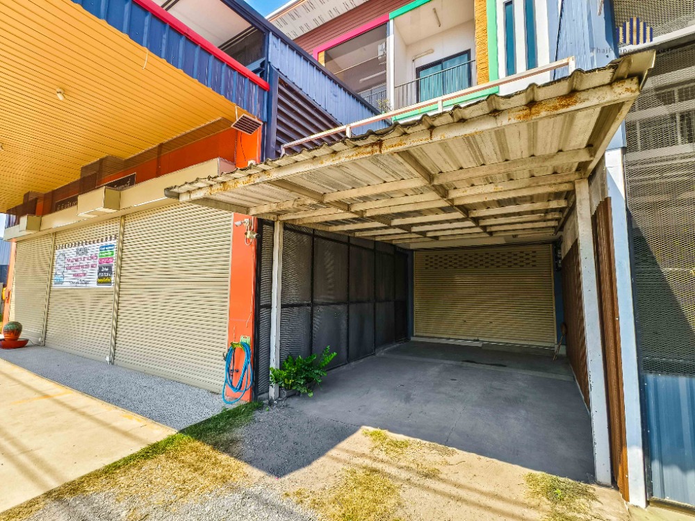 For SaleShophouseAyutthaya : Urgent sale! 3-storey commercial building, newly renovated, ready to move in, size 22 sq m, prime location, on the road, very suitable for trading or doing business.