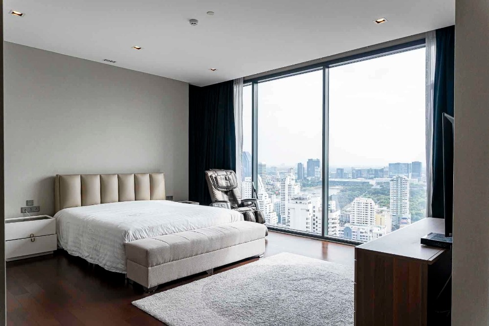 ให้เช่าคอนโดนานา : LTHC11217-Q1 SUKHUMVIT Condo FOR RENT Size 205 sqm. 3 beds 3 baths BTS Nana Station ONLY 250K/Month