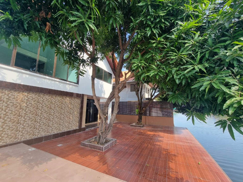 For SaleHousePathum Thani,Rangsit, Thammasat : (Cheap sale) Beautiful house by the water, resort atmosphere, spacious, good materials, new condition, ready to move in