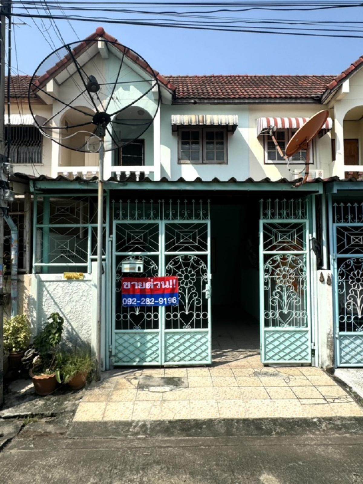 For SaleTownhouseBang kae, Phetkasem : !!Urgent sale!! 🏡2-storey townhouse 🏡Economic Village, area 25 sq m, only 800 meters from Petchkasem Road exit, community area, very convenient for finding food. Interested, contact 0922829196