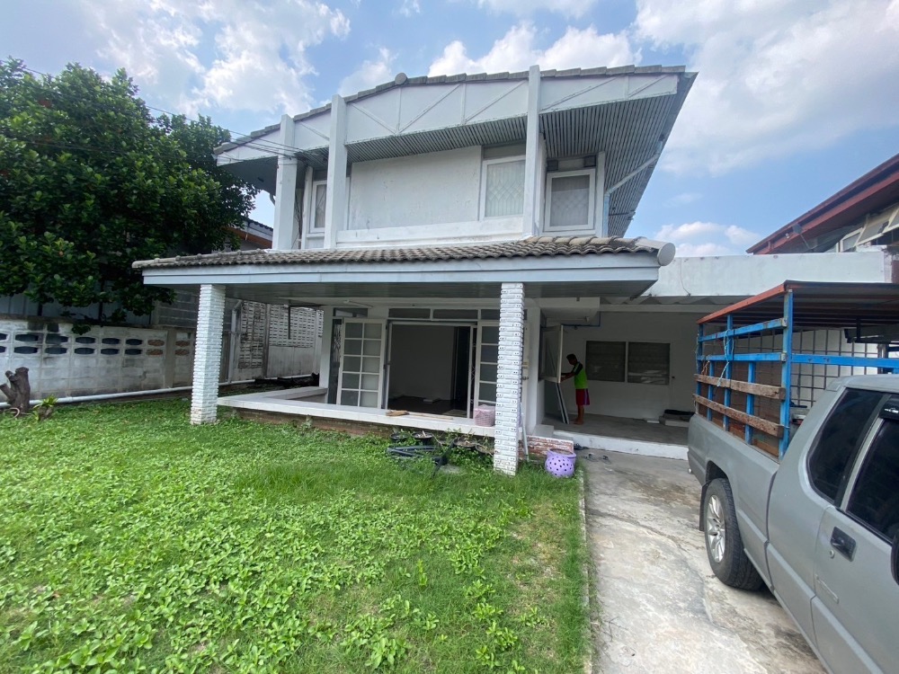 For RentHousePattanakan, Srinakarin : For rent: 2-storey detached house, area 63 sq m, Seri Village, Soi Rama 9 43, parking space for 2 cars in the house, suitable for an office or residence.