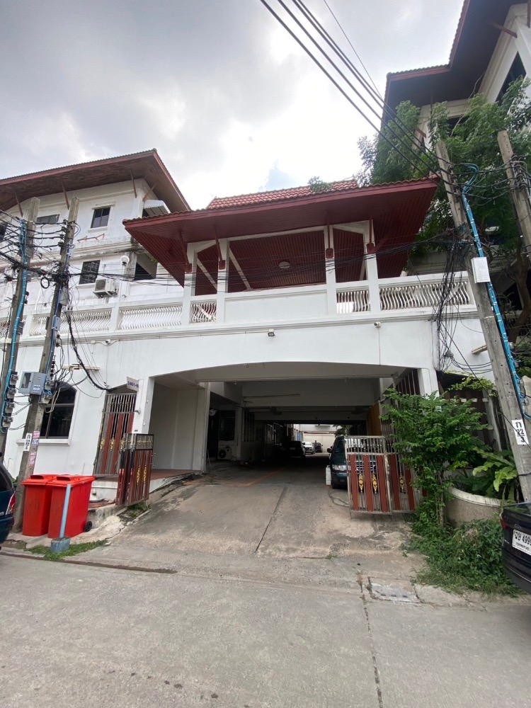 For RentTownhousePattanakan, Srinakarin : Townhouse for rent, 4 floors, newly renovated, area 270 sq m., Soi Ramkhamhaeng 4, Location Rama 9, Khlong Tan, near ARL Ramkhamhaeng, Panya Hospital, Si Rat Expressway, Motorway Expressway