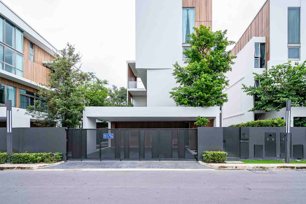 For RentHousePattanakan, Srinakarin : VIVE Rama 9, a luxury home with a design inspired by the Natural Intervention concept.