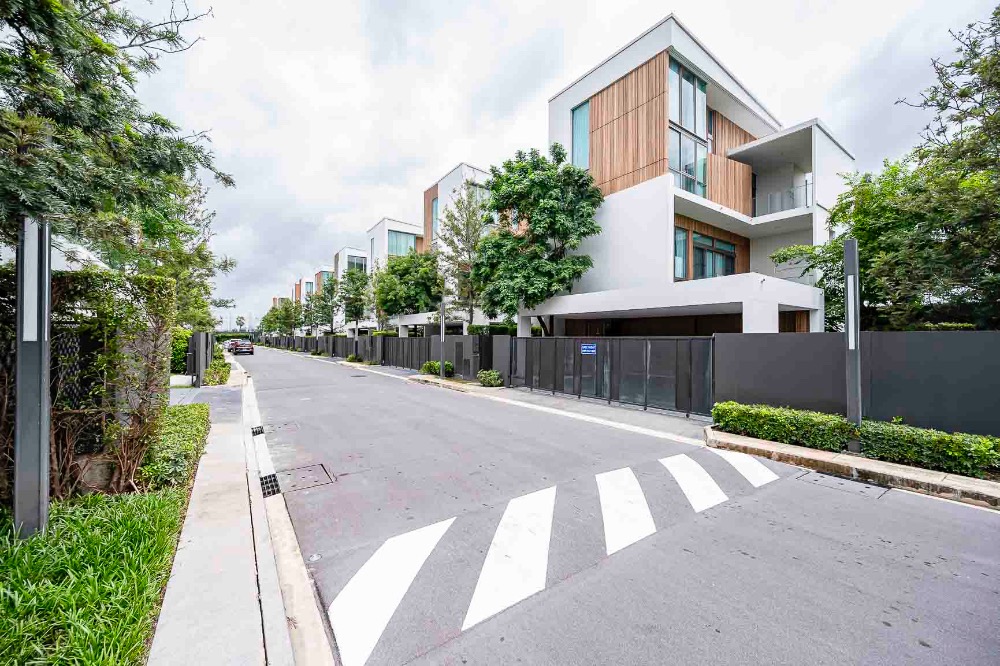 For RentHousePattanakan, Srinakarin : VIVE Rama 9, a luxury home with a design inspired by the Natural Intervention concept.