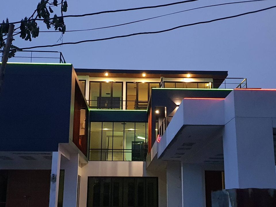 ให้เช่าบ้านสุขุมวิท อโศก ทองหล่อ : 🎉🏘HOME FOR RENT>> บ้านเดี่ยว 3 ชั้น สุขุมวิท 62 แยก 25 ตกแต่งสไตล์ Modern luxury เป็น Pool villa  เนื้อที่ 250 ตร.วา  600 ตร.เมตร ขนาด 5 ห้องนอน #LV-MO930