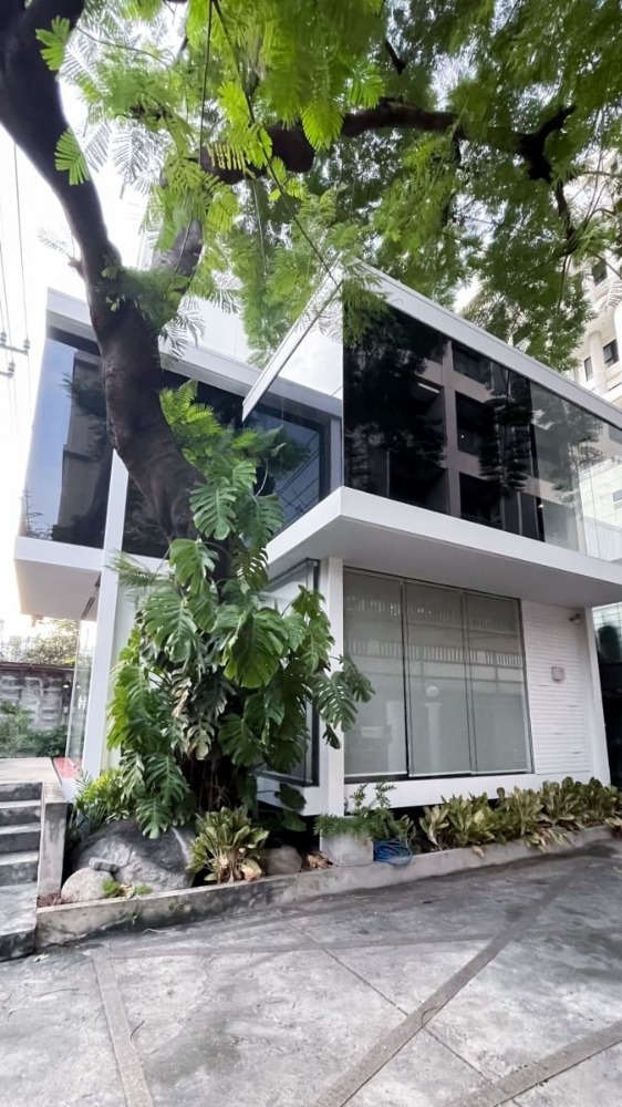 For RentShophouseSukhumvit, Asoke, Thonglor : Commercial space for rent, Sukhumvit 39, Phrom Phong, size 78 sq m., ready to move in, suitable for office, hair salon, studio, nail salon, spa.