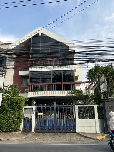 For SaleHousePattanakan, Srinakarin : For sale: 3-storey twin house, Panya Village, Soi Phatthanakan 30, corner house (SM892)