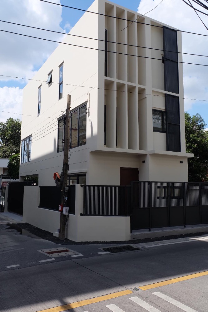 For RentHome OfficeRatchadapisek, Huaikwang, Suttisan : For rent: Home Office 3 floors, near MRT Sutthisan, next to Lat Phrao 48 Road, Soi Thalu, Sutthisan Road * 🔥Very good price 70,000 baht🔥